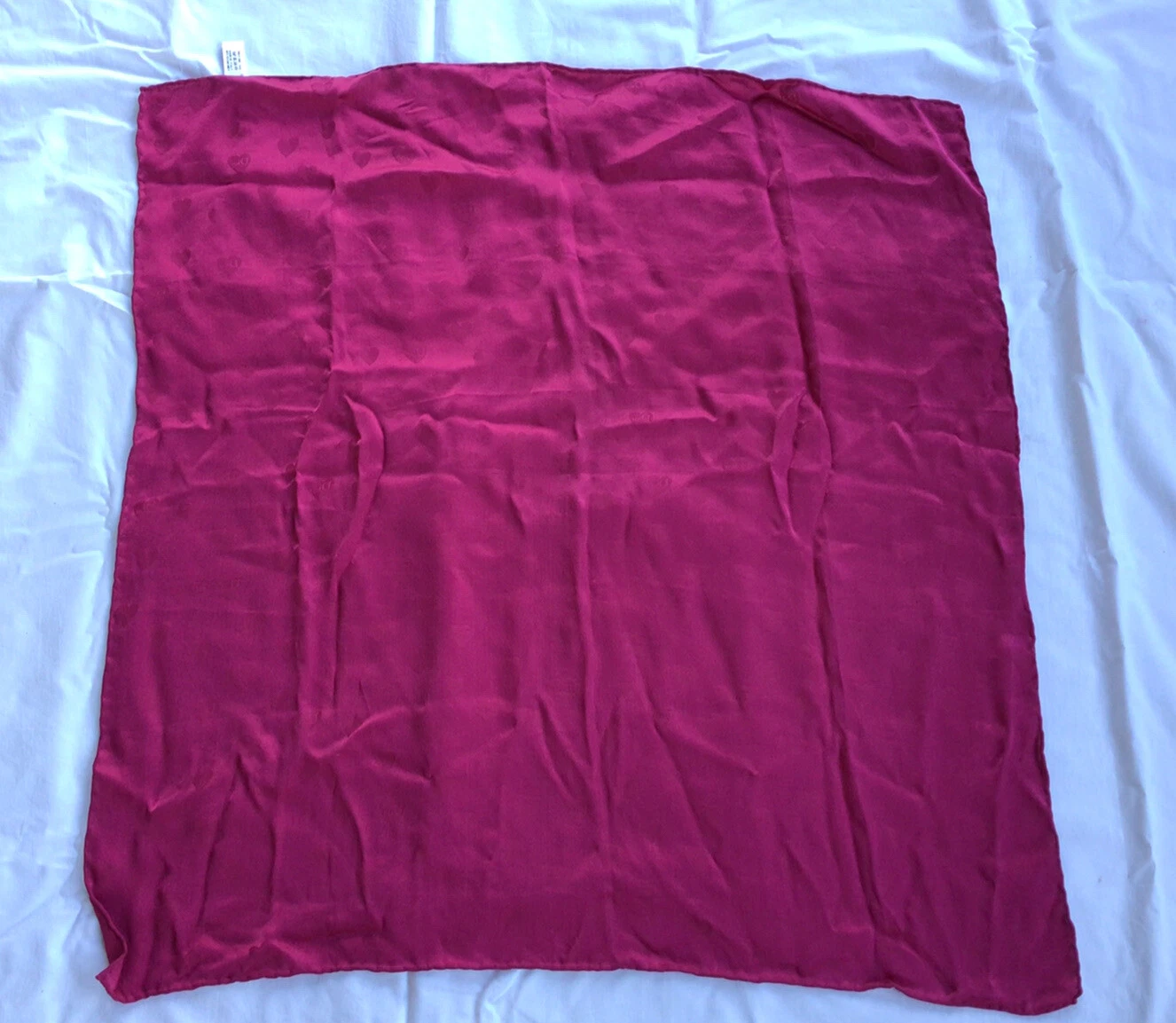 Écharpe en soie vintage CHRISTIAN DIOR logo cœur rouge 26