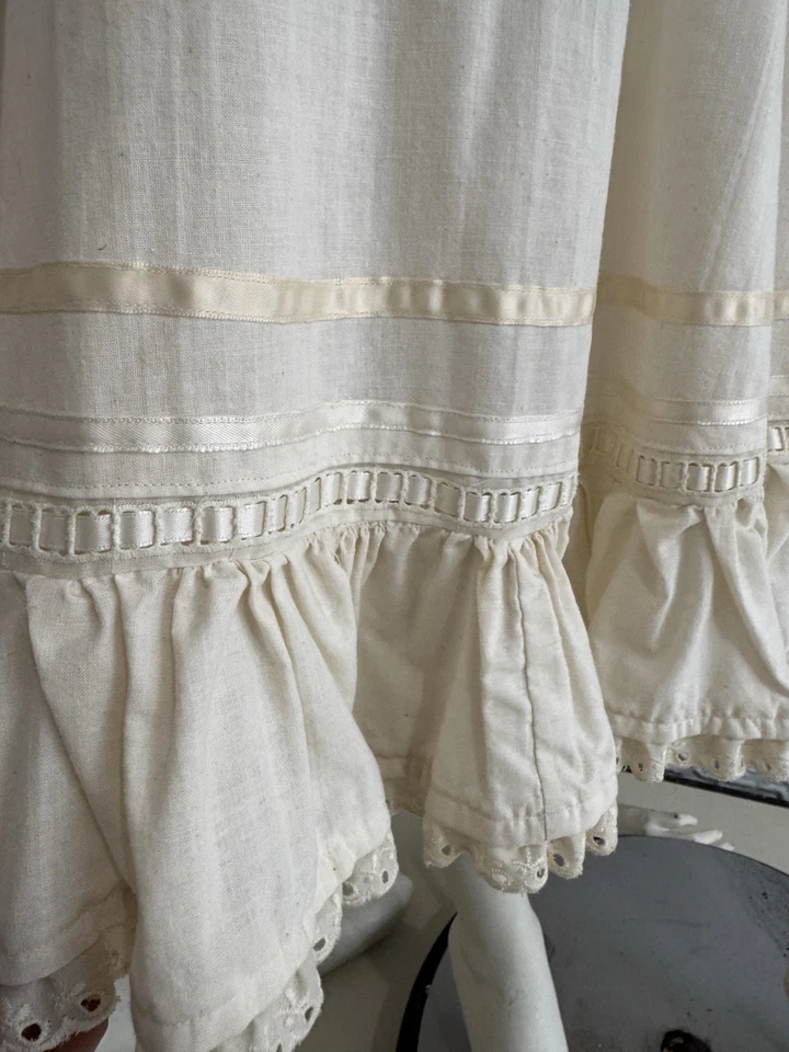 Vestido estilo Gunne vintage años 80 blanco rosa bordado floral-Coquette Cottage Foto 4 de 4