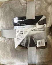 Member's Mark Queen plush blanket, 90'' x 96'', Ash color