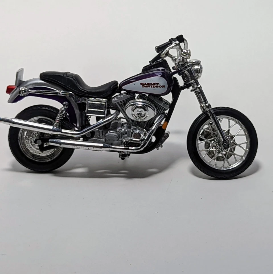Motocicleta Maisto Harley Davidson 5" Dyna Wide Glide 95 aniversario Foto 2 de 4