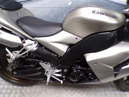 2006 KAWASAKI NINJA ZX-10R WITH ONLY 6110 MILES FROM NEW - Picture 15 of 20