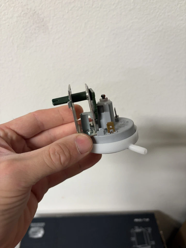 Interruptor de presión genuino para lavadora central de lavandería GE WH12X10083 Foto 2 de 4