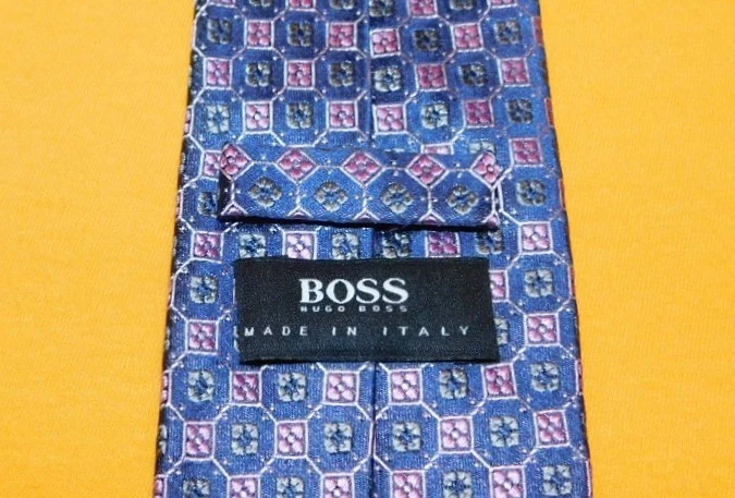 CORBATA CON PATRÓN MEDALLÓN HUGO BOSS HECHA EN ITALIA MORADO/ROSA/AZUL - CORBATAS DE DISEÑADOR. Foto 3 de 3
