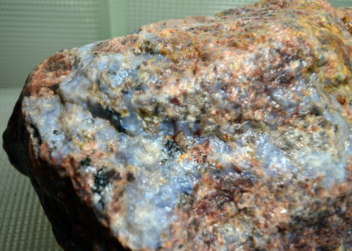 27,4 libbre. Esemplare di roccia grezza pegmatite con presenza di feldspato e calcedonio - Foto 12 di 13