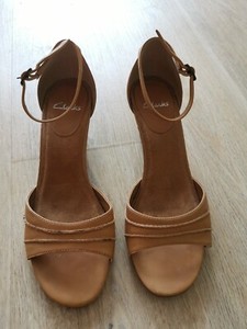 clarks t strap sandals