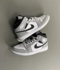 Adjustable wall mounted shoe display