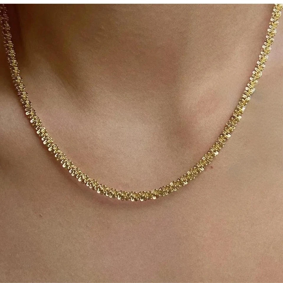 Cadena trenzada de acero inoxidable chapada en oro para mujer sin deslustre e impermeable Foto 2 de 4