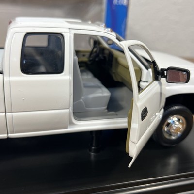 1:18 Die-Cast Model Truck Chevrolet Silverado 3500 White Dually