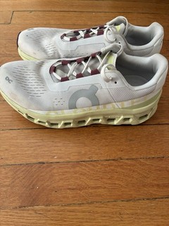 On Running Cloudmonster Women's Size 8 Great Color!