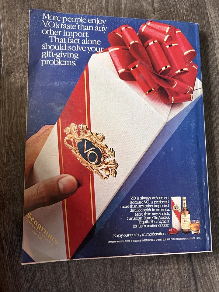 COSMOPOLITAN MAGAZINE DECEMBER 1981 KIM ALEXIS JOHN BELUSHI SCAVULLO Foto 3 de 3