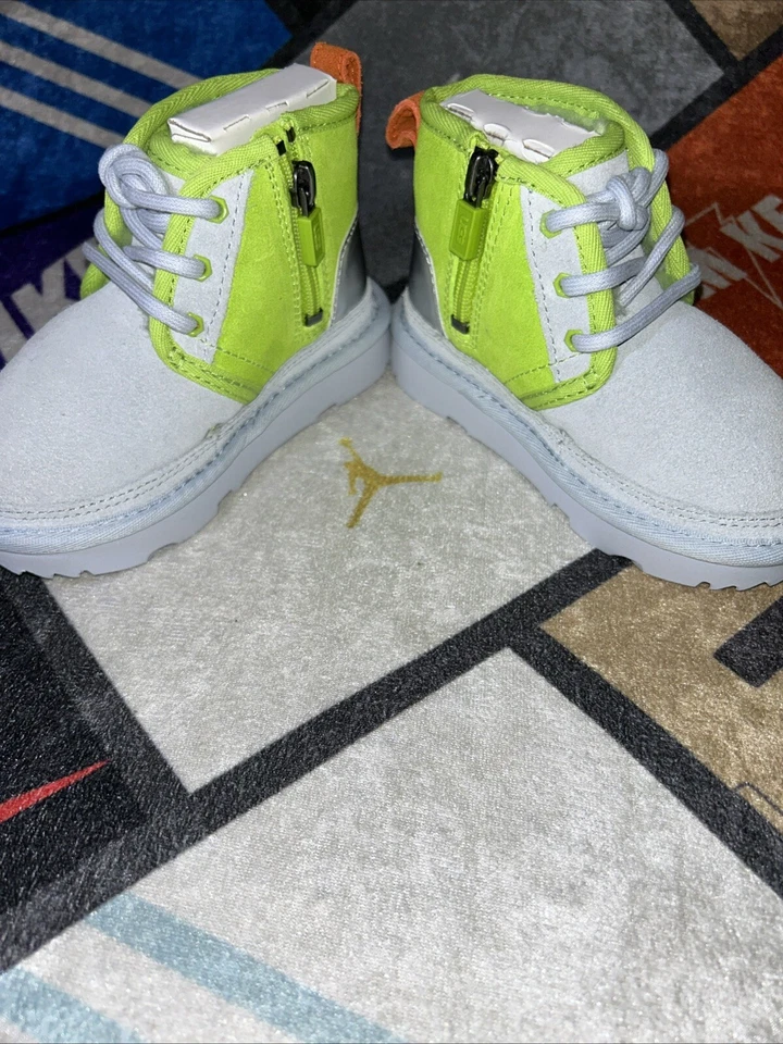 T UGG x Oscar Neumal II - Talla 9 Niño pequeño Foto 3 de 4