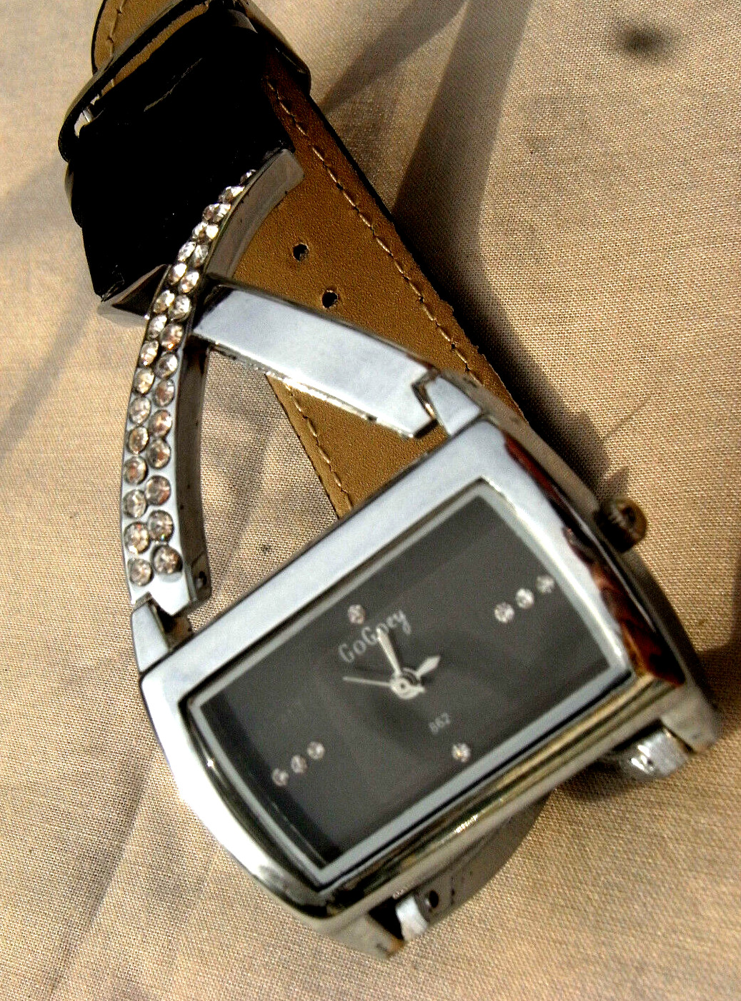 Bracelet orné de Swarovski GO-GOEY 862, l'harmonie d'un bijou de luxe en acier doré
