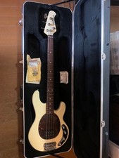 Bajo eléctrico Ernie Ball Music Man StingRay 2000 Off-White Active EQ EE. UU.
