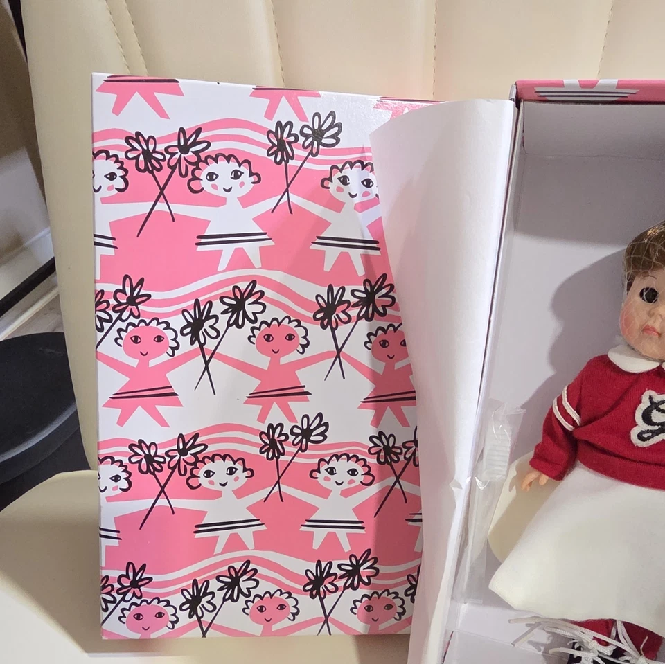 Muñeca Ginny Vogue "She's So Fine" Cheerleader coleccionable 8" Foto 3 de 4