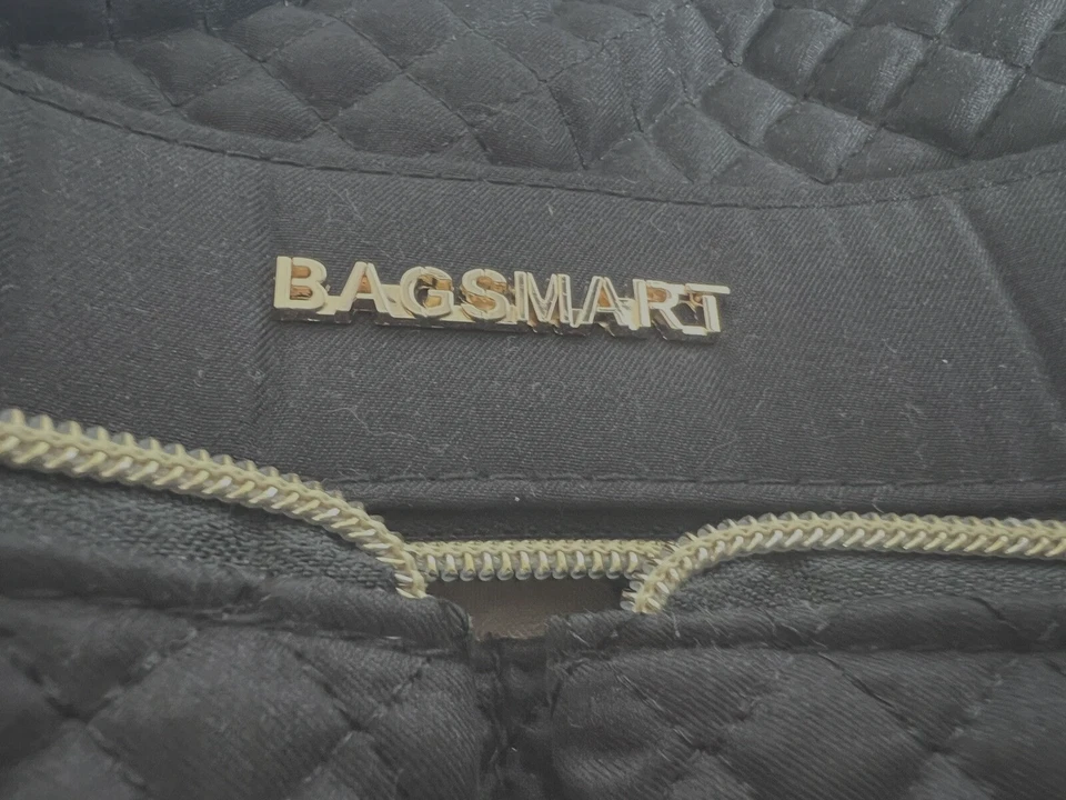 Usado en excelente estado! Estuche Bagsmart Lap Top, Negro Acolchado Diamante Tejido Patrón, Borde Dorado 17×12×4 Foto 4 de 4