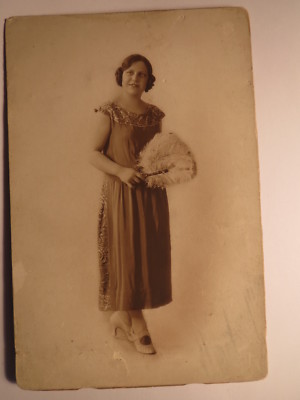 stehendes Mädchen - junge Frau mit Wedel ? / Foto Bixio & Castiglioni Pellegrini