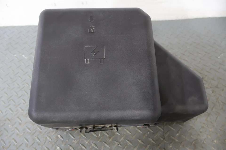 99-02 Cadillac Escalade 5.3L LM7 Engine Fuse Relay Junction (15055395) Repairs - Image 3 of 4