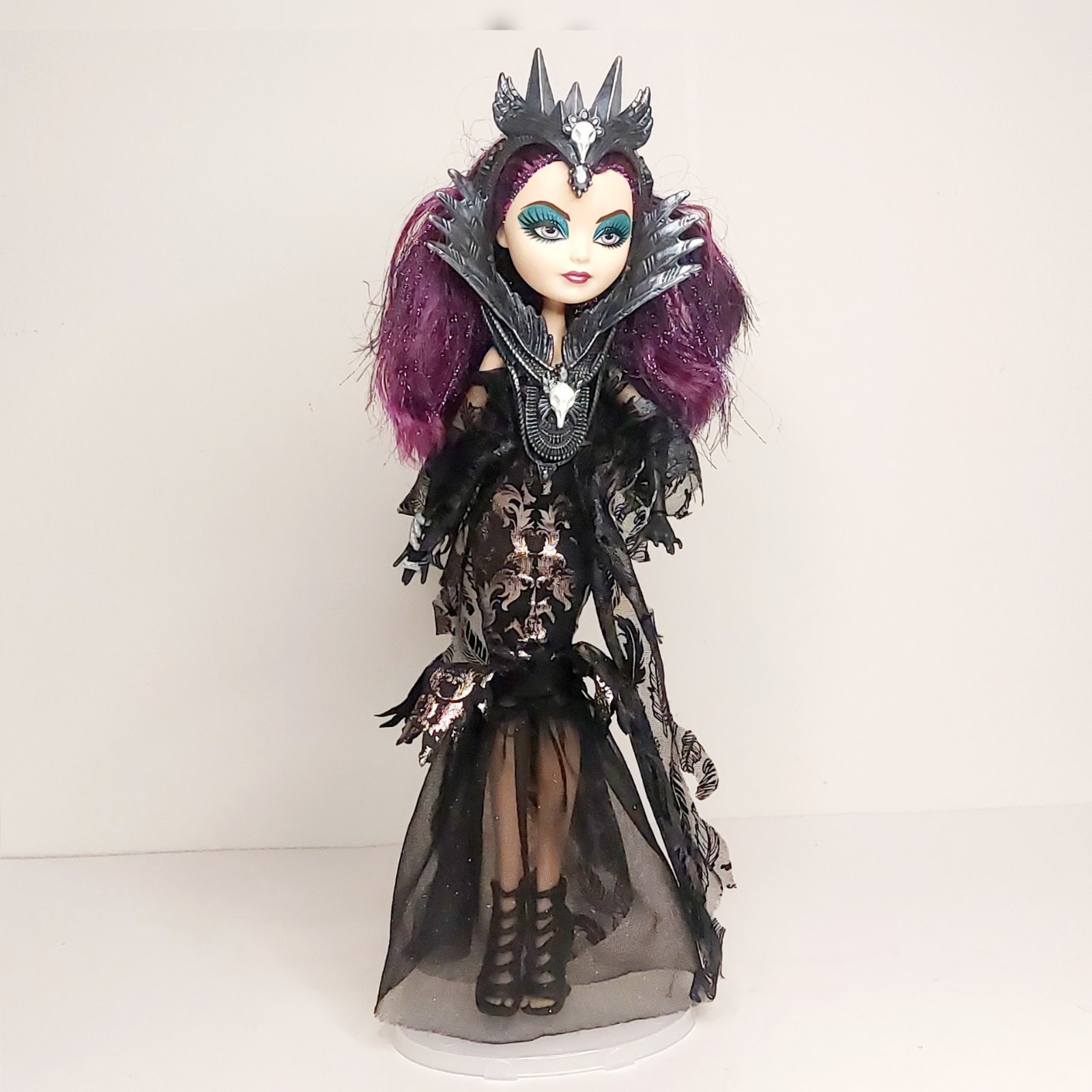 Ever After High ~ Spellbinding Raven Doll Daughter of the Evil Queen Stand