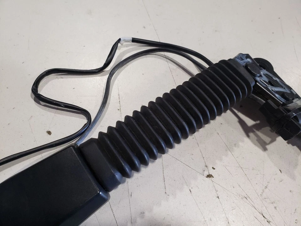 BMW Z3 1998 - Hebilla del cinturón de seguridad lateral derecho - OEM 8221014 Foto 3 de 4