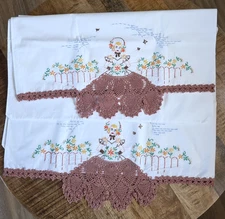 Crinoline Lady Crochet. Vintage embroidered Pillowcasen whit a Crocheted edge.