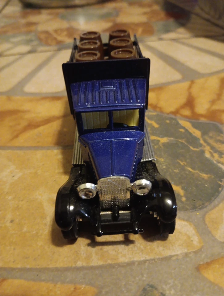 Camión de reparto Fricción lado soleado juguete fundido a presión barriles de vino azul oscuro Foto 3 de 4