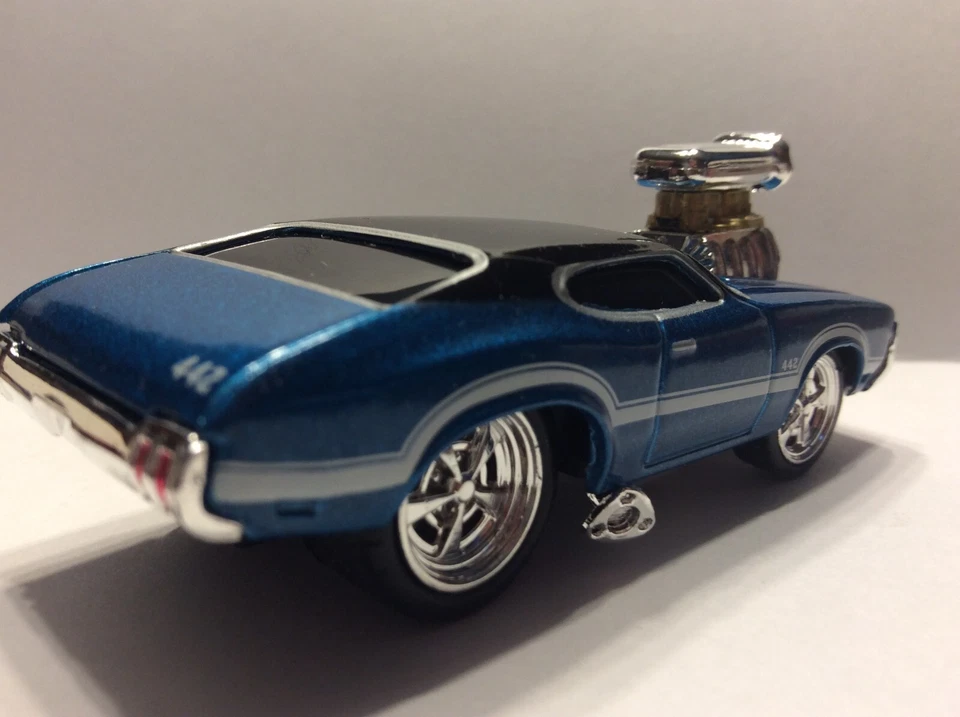 THE ORIGINAL MUSCLE MACHINES  1970 OLDS 442 1:64 DIECAST  70 OLDSMOBILE 442 - - Image 2 of 4