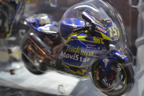 MINICHAMPS - 2004 MOTO GP HONDA RC211V - SETE GIBERNAU - 1/12 SCALE MODEL BIKE - Picture 8 of 10