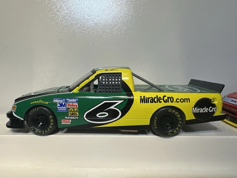 2010 Carl Edwards #99 Cheez It & 2006 #6 Mark Martin Scotts Ford 1/24 diecast - Image 3 of 4