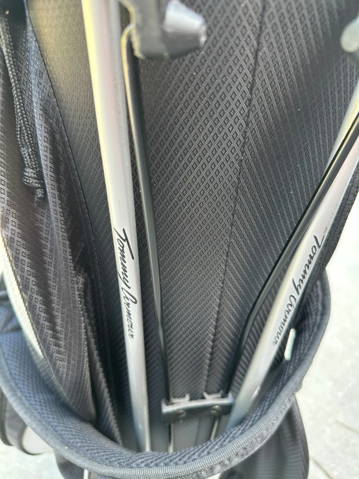 Bolsa de suporte de golfe Tommy Armor 8 vias preta cinza com capa de chuva e alça dupla. - Imagem 4 de 4