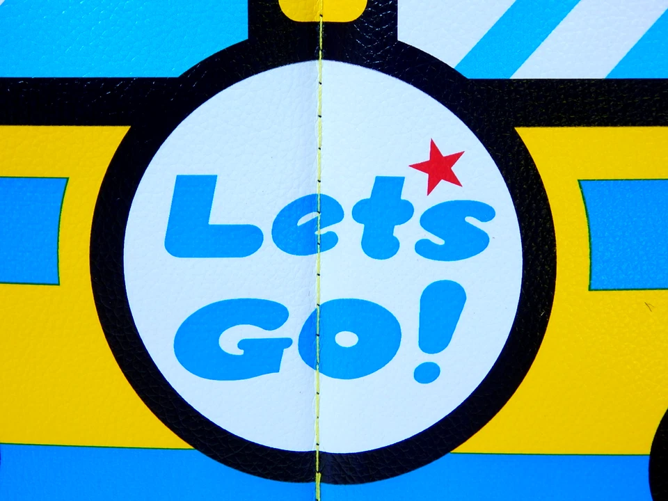 Baú de armazenamento de brinquedos infantis, banco acolchoado de vinil ou otomano -- trem azul amarelo - Imagem 3 de 4