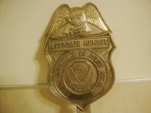Vtg Shield & EAGLE License Plate Topper Int. ASSOCIATE MEMBER Conference POLICE! - Imagen 2 de 5