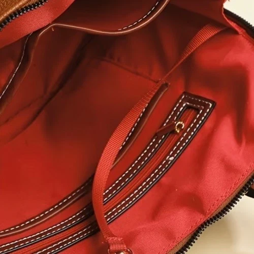 Новая сумка через плечо из шагреневой кожи красного цвета с насадкой для ключей и дополнительным ремешком - Изображение 4 из 4