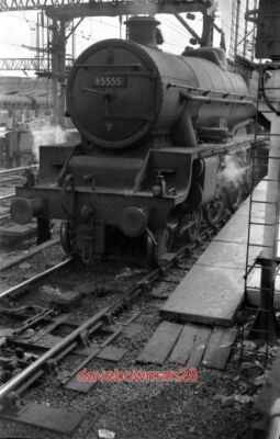 FOTO LMS STANIER 'JUBILEE' 4-6-0 45555 'QUEBEC' WIE ES AM NÖRDLICHEN ENDE STEHT