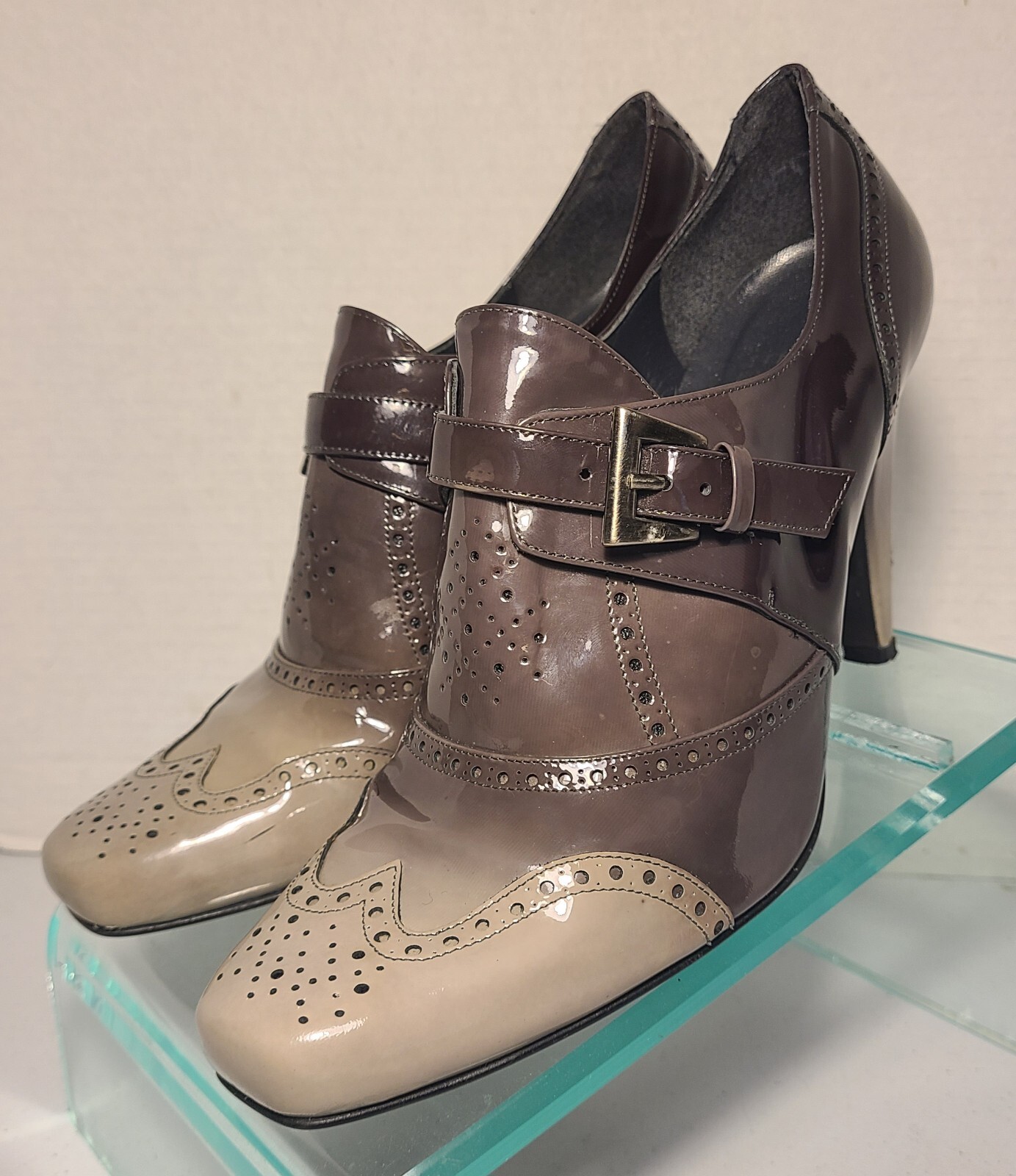 Stuart Weitzman Gray Patent Leather Oxford Style Pump w/buckle Sz 7 (38)