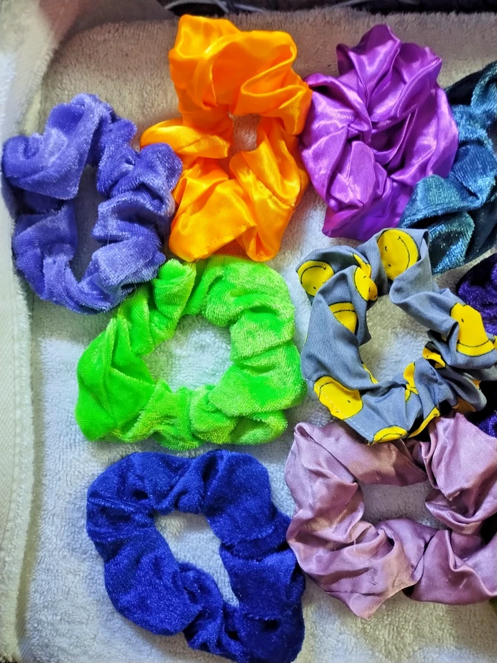 Lote de 22 crujientes para el cabello usados en bolsa de transporte IPSY. Foto 2 de 4