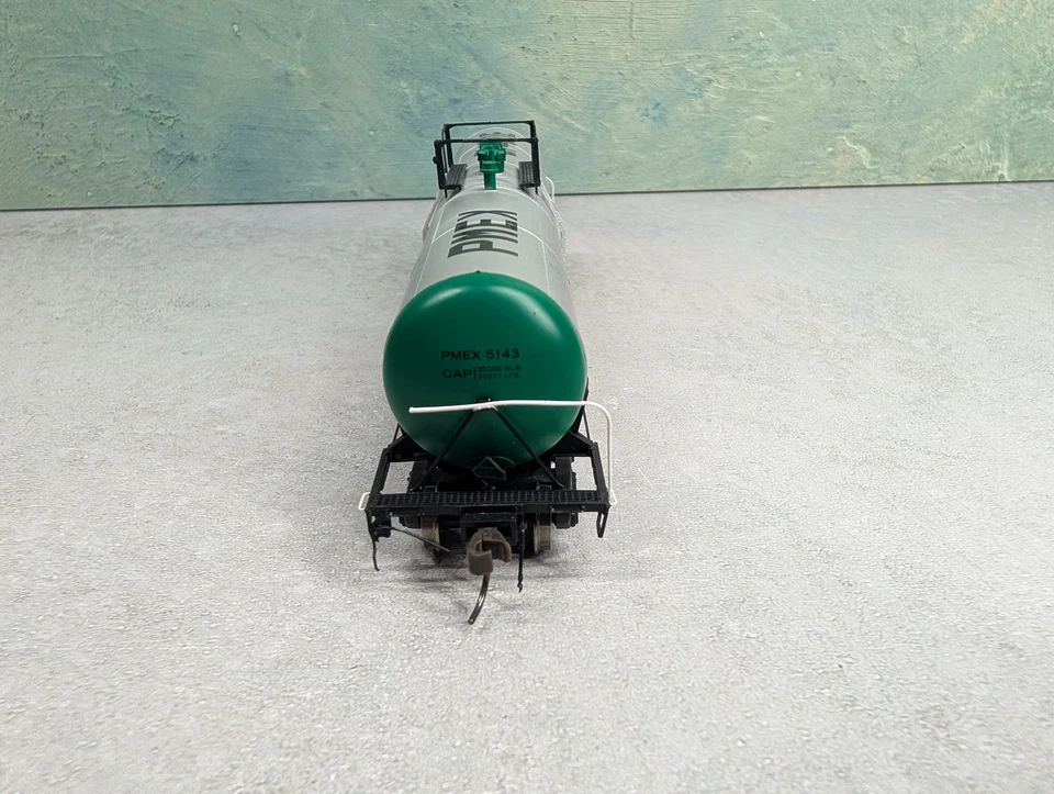 USED Atlas 20005401 HO Scale 20,700 Gal Tank Car Pemex #5143 - Image 3 of 4