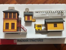 YELLOW TRACKSIDE STRUCTURES w/SPEEDER GATES HO Scale  933-2800 BUILT-UP NEW