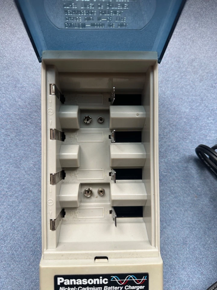 Vintage Panasonic BQ-4B AAA AA C D Nickel-Cadmium Rechargeable Battery Charger - Image 3 of 4