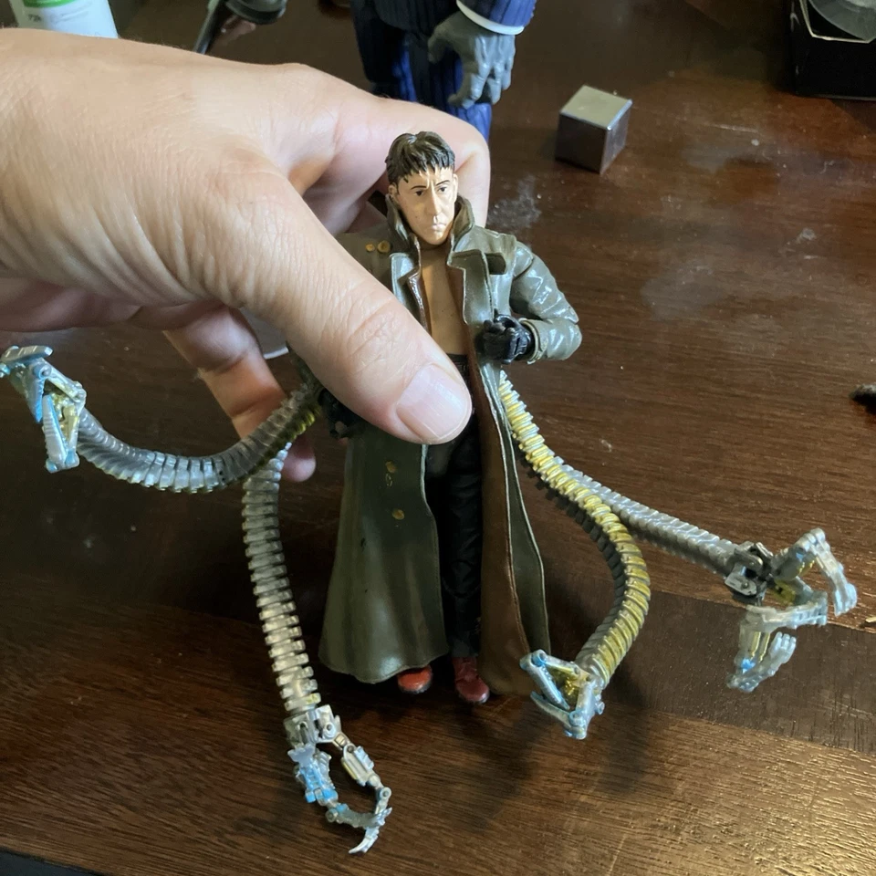 Boneco de ação Marvel Hasbro Spider-Man 2 Doc Ock 2006 Doctor Octopus raro 5” - Imagem 4 de 4