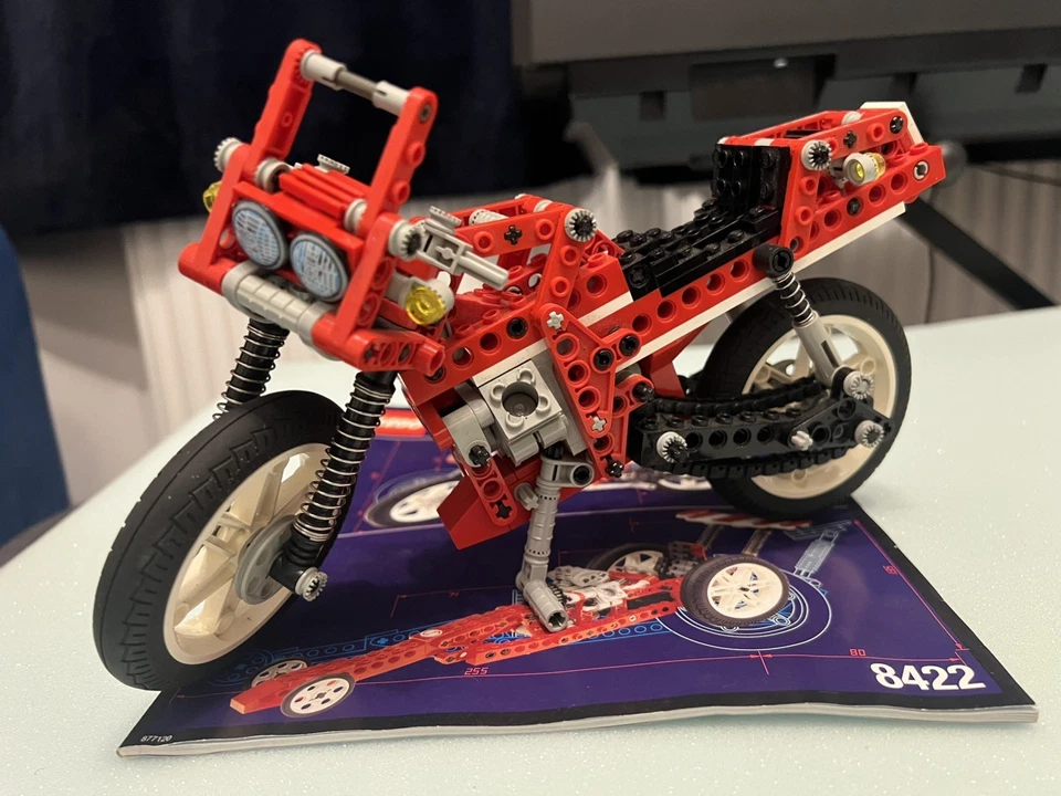 LEGO Technic 8422 Circuit Shock Racer / V-Twin Super Bike, photo 2 of 5