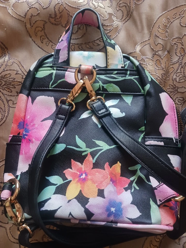 Bebe Лос-Анджелес черный цветочный принт ПВХ винил веганский маленький рюкзак сумочка - Изображение 3 из 4