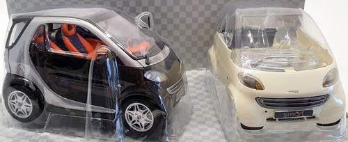 Maisto 1/18 Scale Model Car 31852 - Smart For Two Coupe - Black/White - Picture 3 of 5