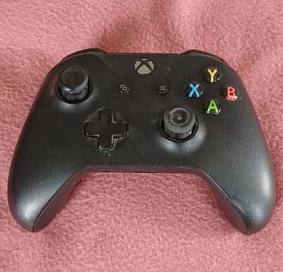 Microsoft Xbox One Wireless Controller 1708 schwarz mit Batteriefachabdeckung