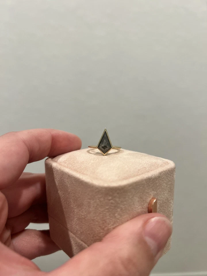 Anillo de diamantes de 1,3 quilates con cometa de sal y pimienta con plan de protección Foto 3 de 3