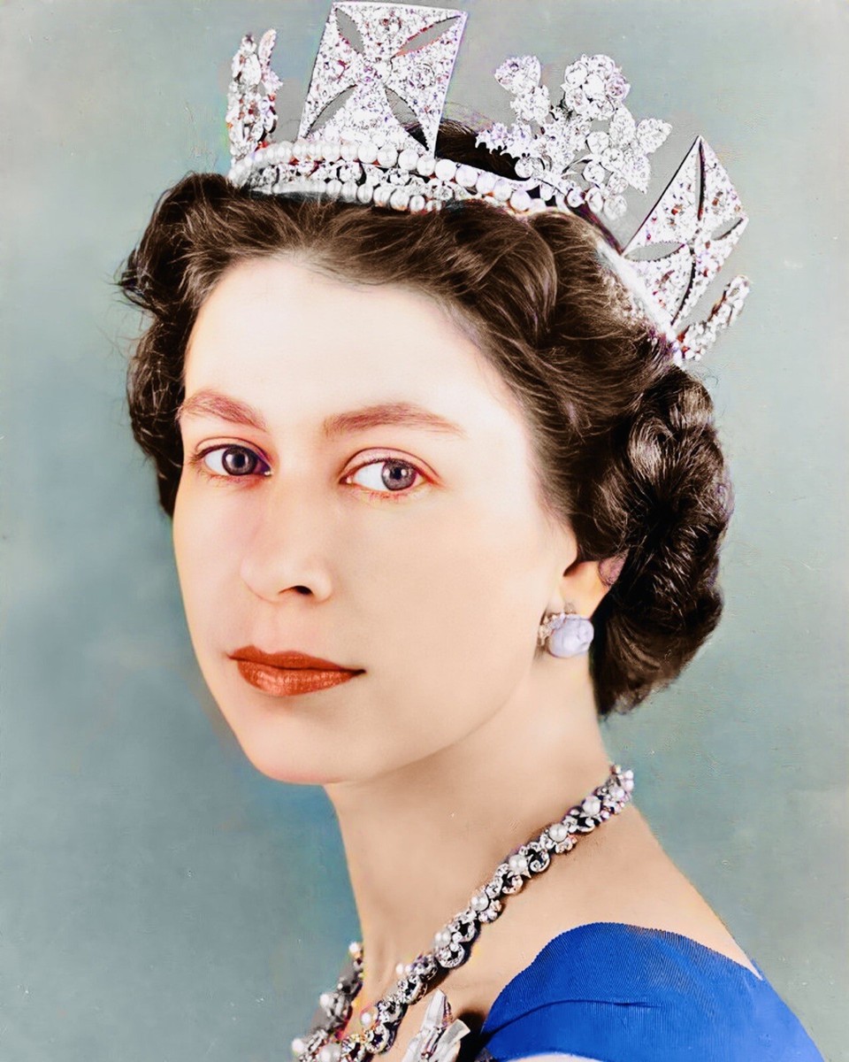 QUEEN ELIZABETH II 8x10 PHOTO ENGLAND - Deceased - Highly