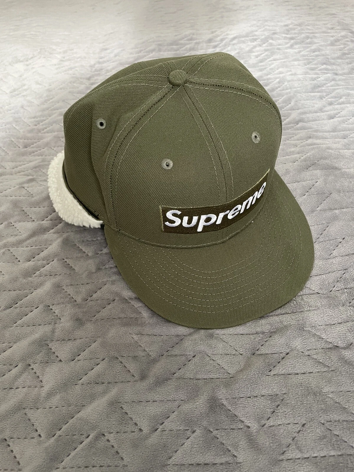 Chapeau ajusté à rabat d'oreille logo boîte SUPREME