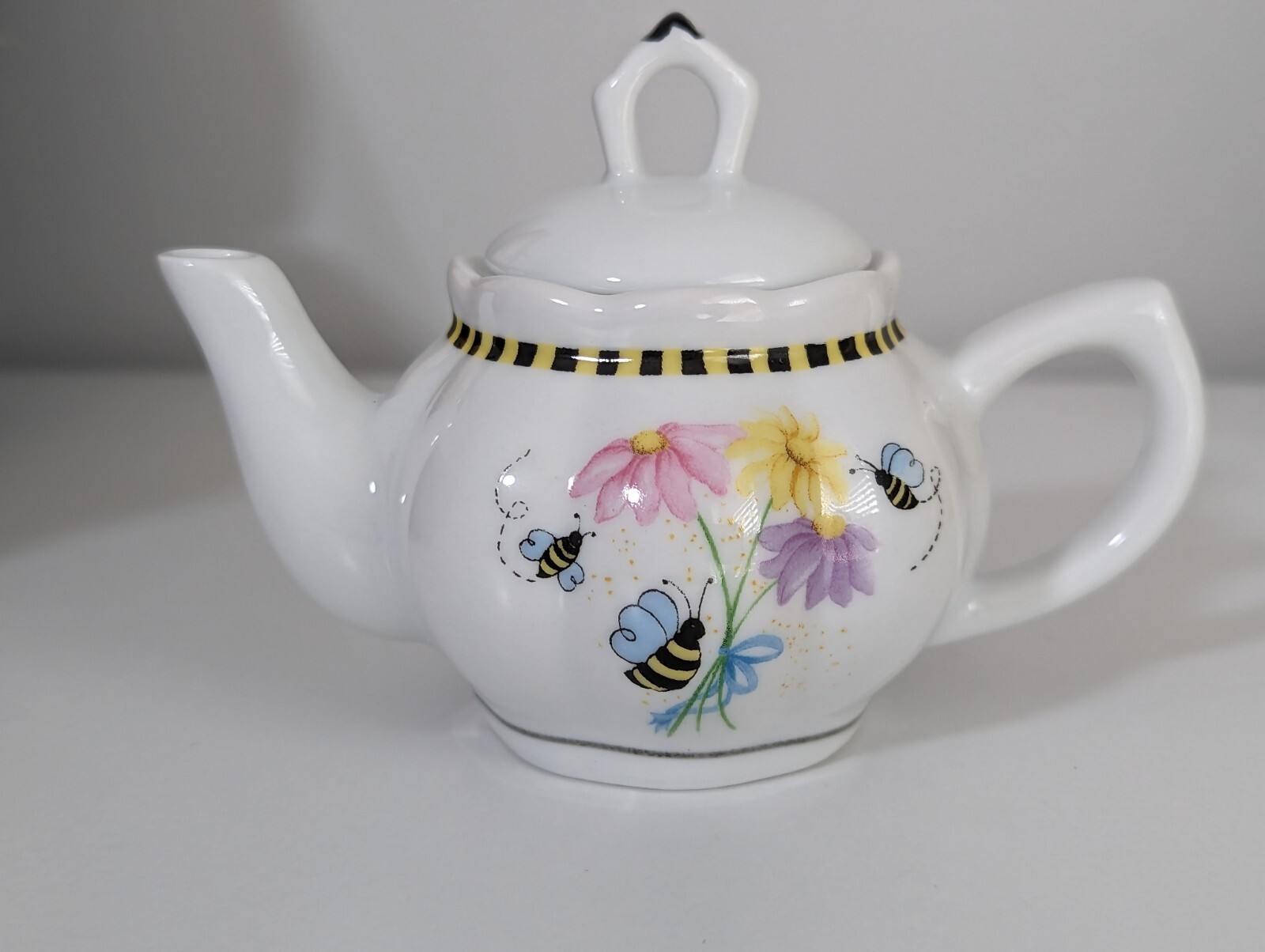 Vintage Delton Miniature Doll Ceramic Tea Set in Wicker Picnic Basket