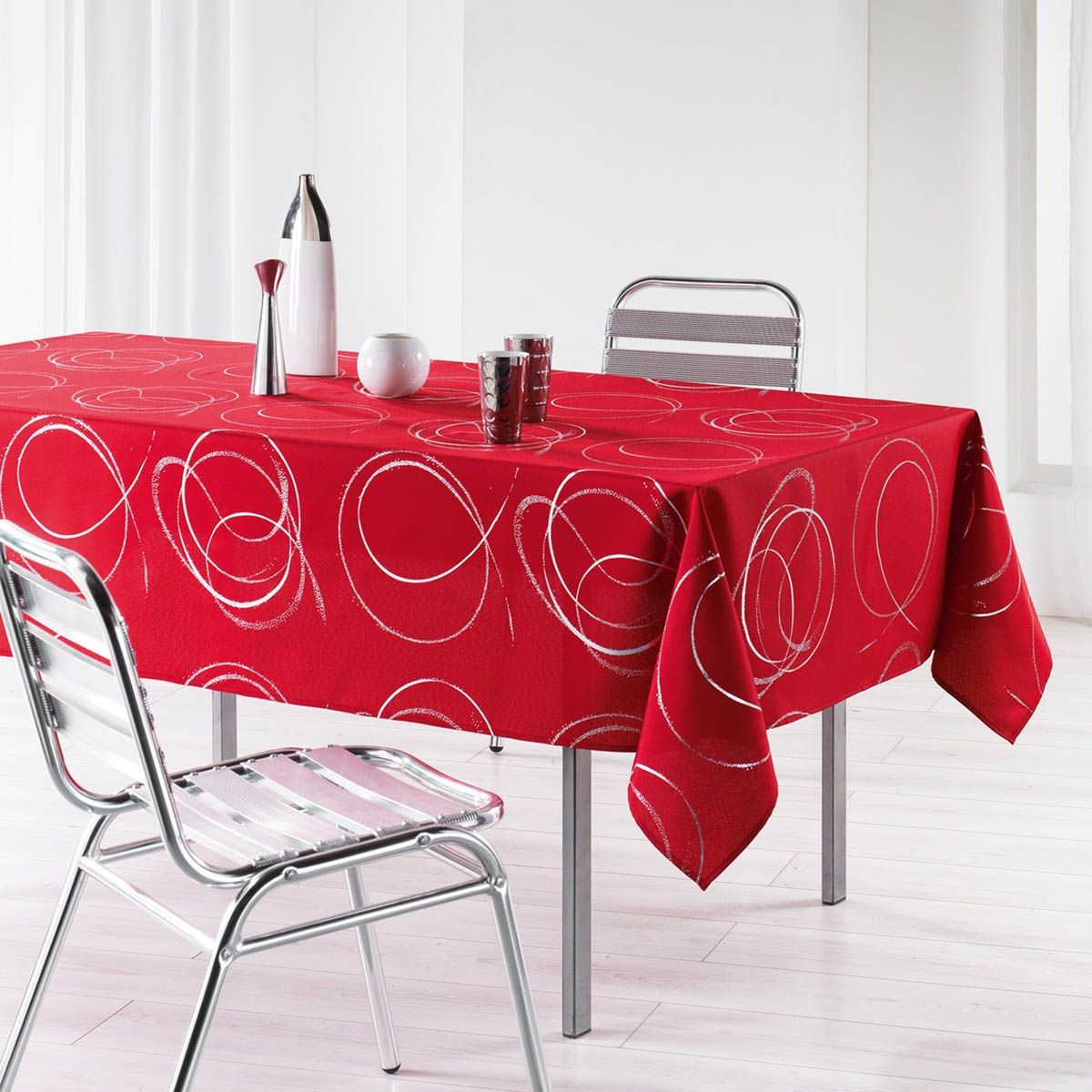 Nappe de fête métallisée Bully rouge 150x300cm pour repas de Noël en famille