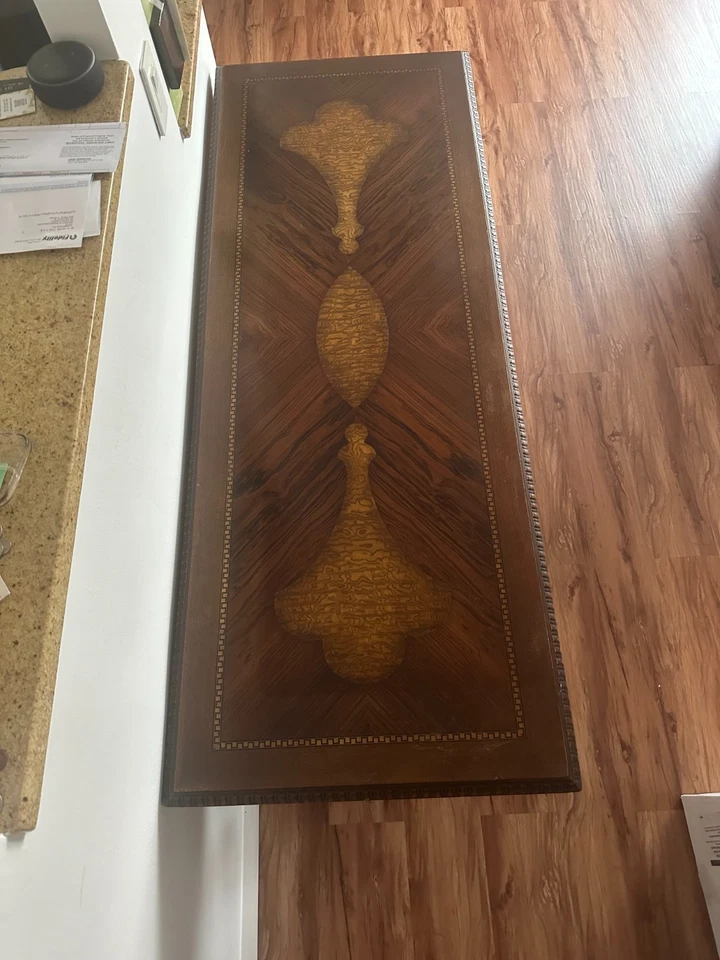 Mesa consola/escritorio "Seng Chicago" antigua tallada en nogal (60" x 23" x 30") Foto 2 de 4