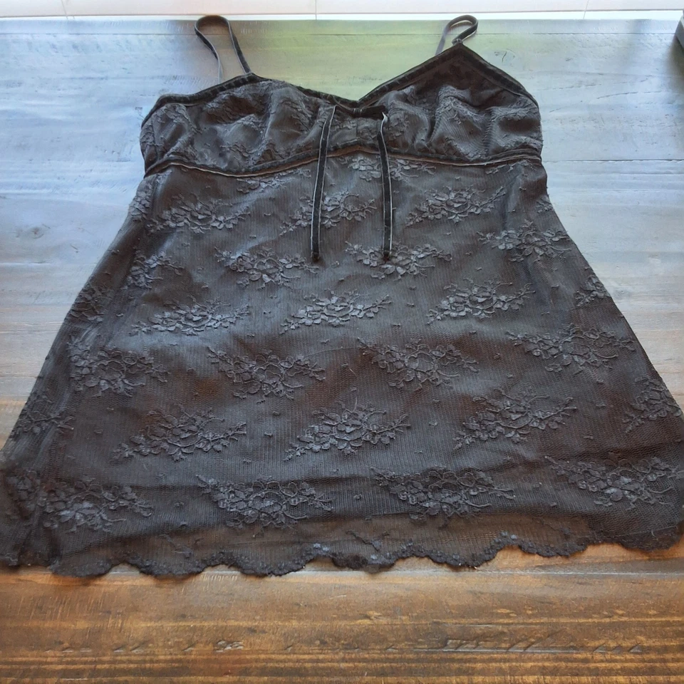 Top Cami con superposición de encaje negro Y2K detalles de terciopelo talla 8/10 Whimsygoth emo Foto 3 de 4